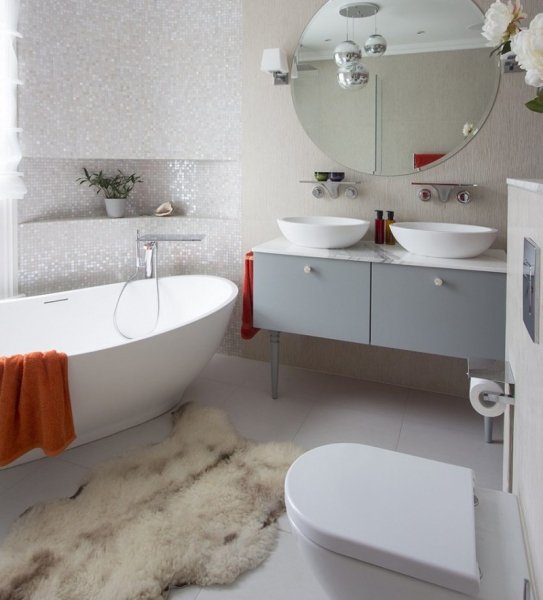 Плитка-мозаика в интерьере современной ванной, совмещенной с туалетом