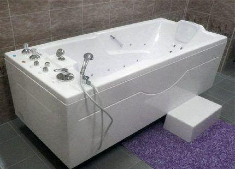 Прямая ванна у стены
