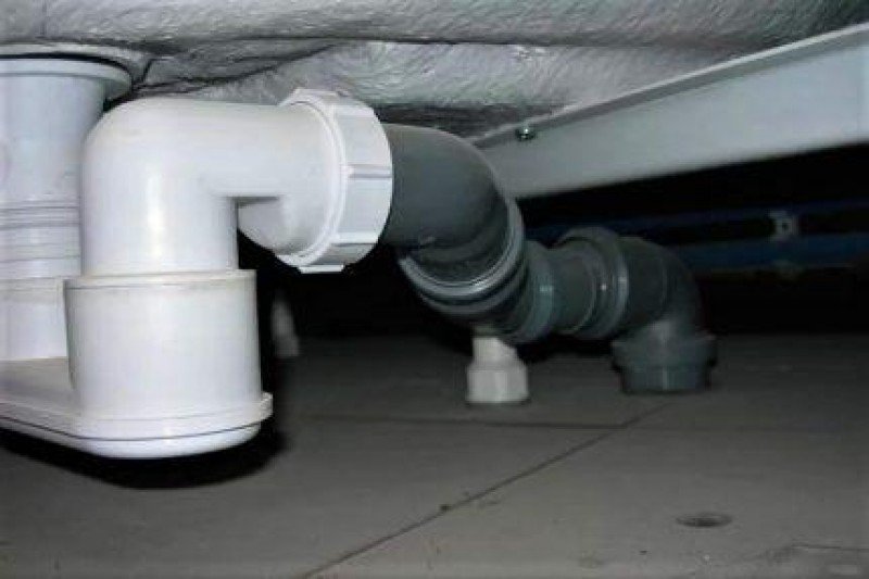 Трубы под ванной 