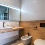 6 базовых решений для ванной, которые сделают ее уютной комнатой (а не просто санузлом)