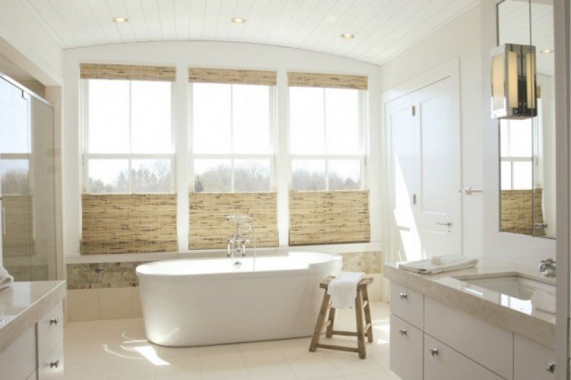 Светлая белая ванная комната в стили минимализм