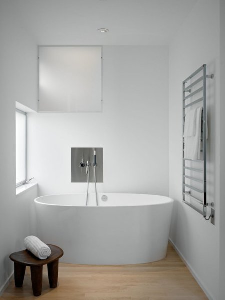 Белая ванная комната в минималистическом стиле