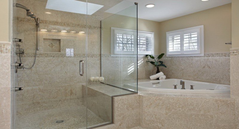 Перегородка из стекла позволяет зонировать пространство ванной комнаты